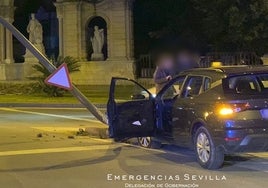 Un conductor supera el doble de la tasa máxima permitida y abate un semáforo en Glorieta de San Diego