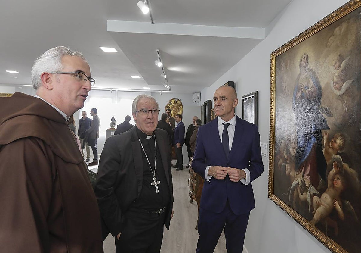El prior del convento del Santo Ángel, Juan Dobado, el arzobispo de Sevilla, José Ángel Saiz Meneses, y el alcalde de Sevilla, Antonio Muñoz