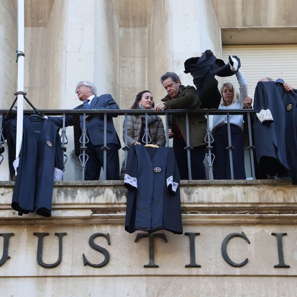 Los efectos de la huelga de secretarios judiciales en Sevilla: inmovilizados diez millones en la cuenta de depósitos judiciales