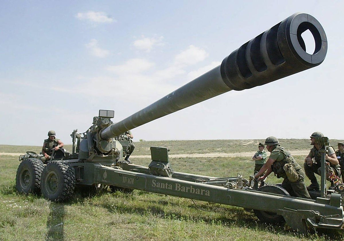 La dotación de un obús autopropulsado 155/52 en una imagen de archivo