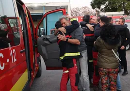 Los bomberos de Sevilla regresan de Turquía: «El olor de los cadáveres se impregnó en nuestras ropas»