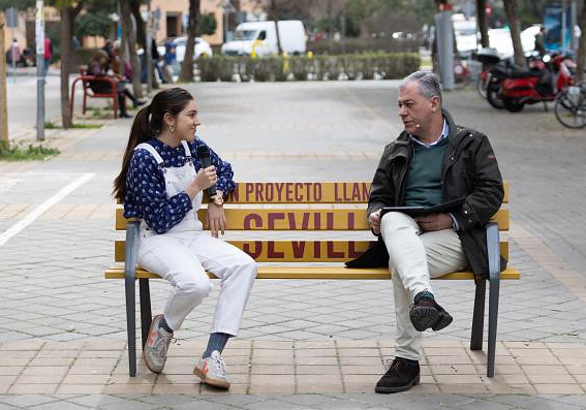 José Luis Sanz escucha a una joven en Sevilla Este