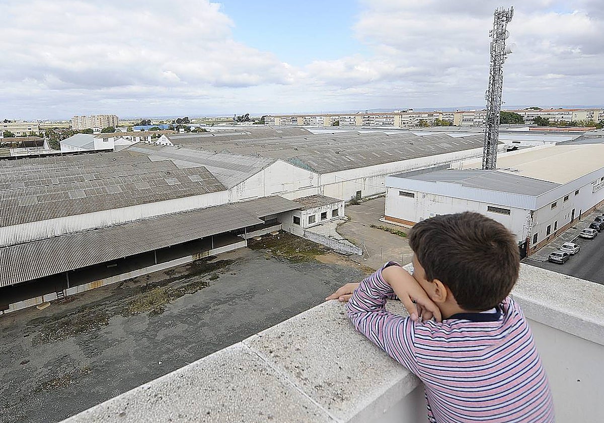 La antigua algodonera Virgen de los Reyes que dio origen al barrio de Alcosa