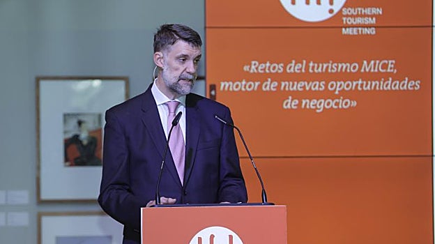 Javier Rubio, redactor jefe de ABC de Sevilla, durante la presentación del foro en la Galería de ABC