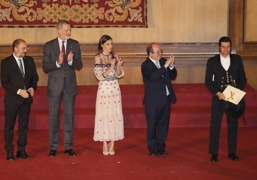 Morante de la Puebla se viste de corto para recoger de manos de los Reyes el Premio Nacional de Tauromaquia