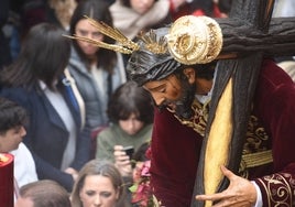 El traslado del Cristo de las Tres Caídas a la capilla de los Marineros, en fotos