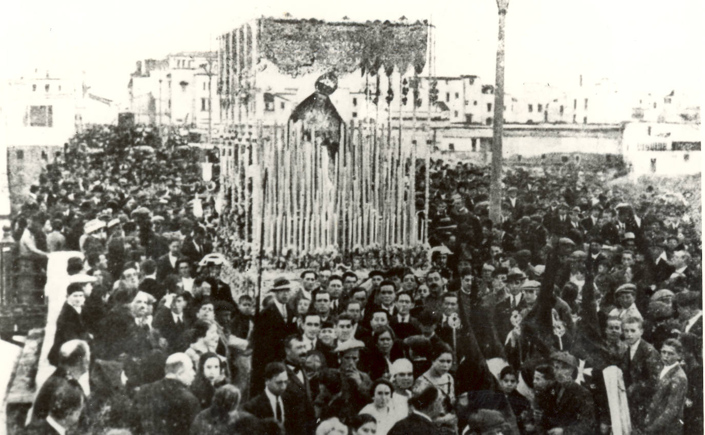 El Cachorro, quemado por el fuego, y la antigua Virgen del Patrocinio, en fotos