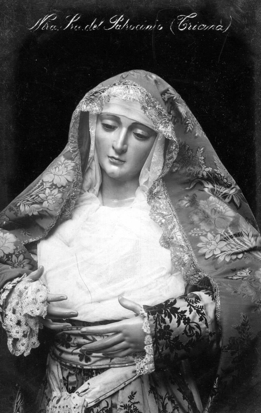 El Cachorro, quemado por el fuego, y la antigua Virgen del Patrocinio, en fotos