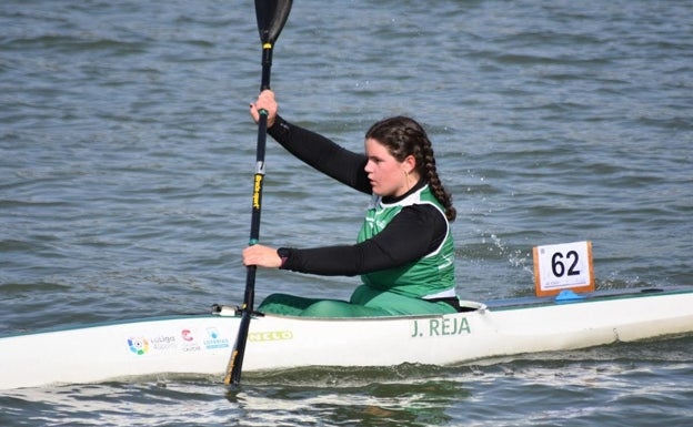 Carlota Blanca con el barco del paralímpico sevillano Javier Reja
