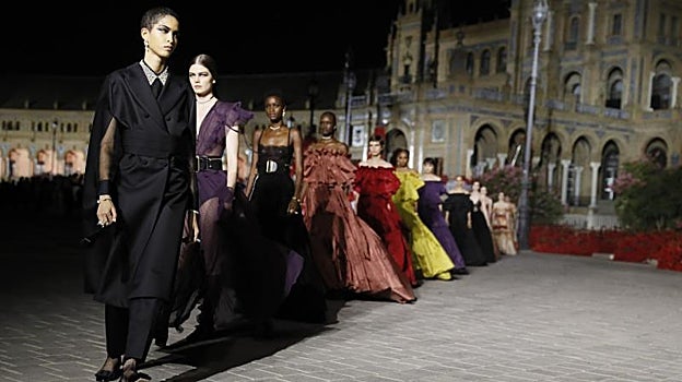 Desfile de Dior en la Plaza de España de Sevilla en junio de 2022