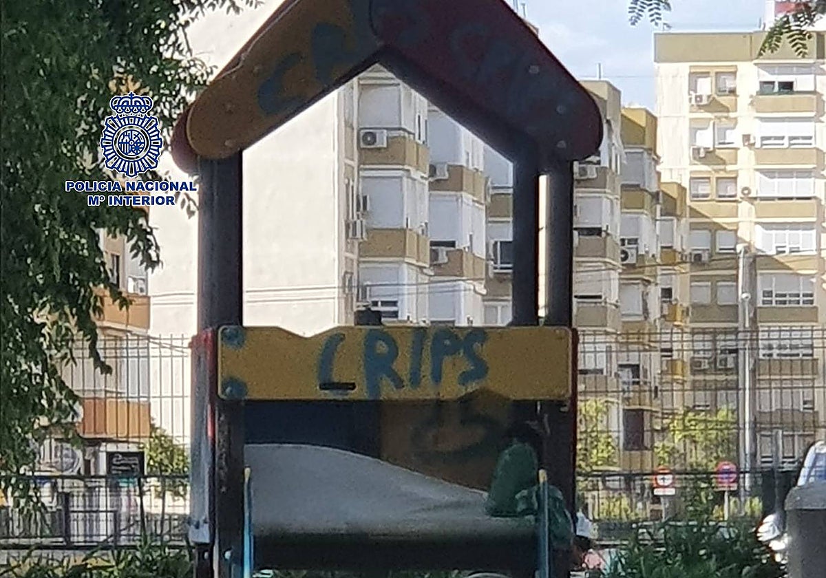 Pintada de 'los Crips' en un parque infantil de Sevilla