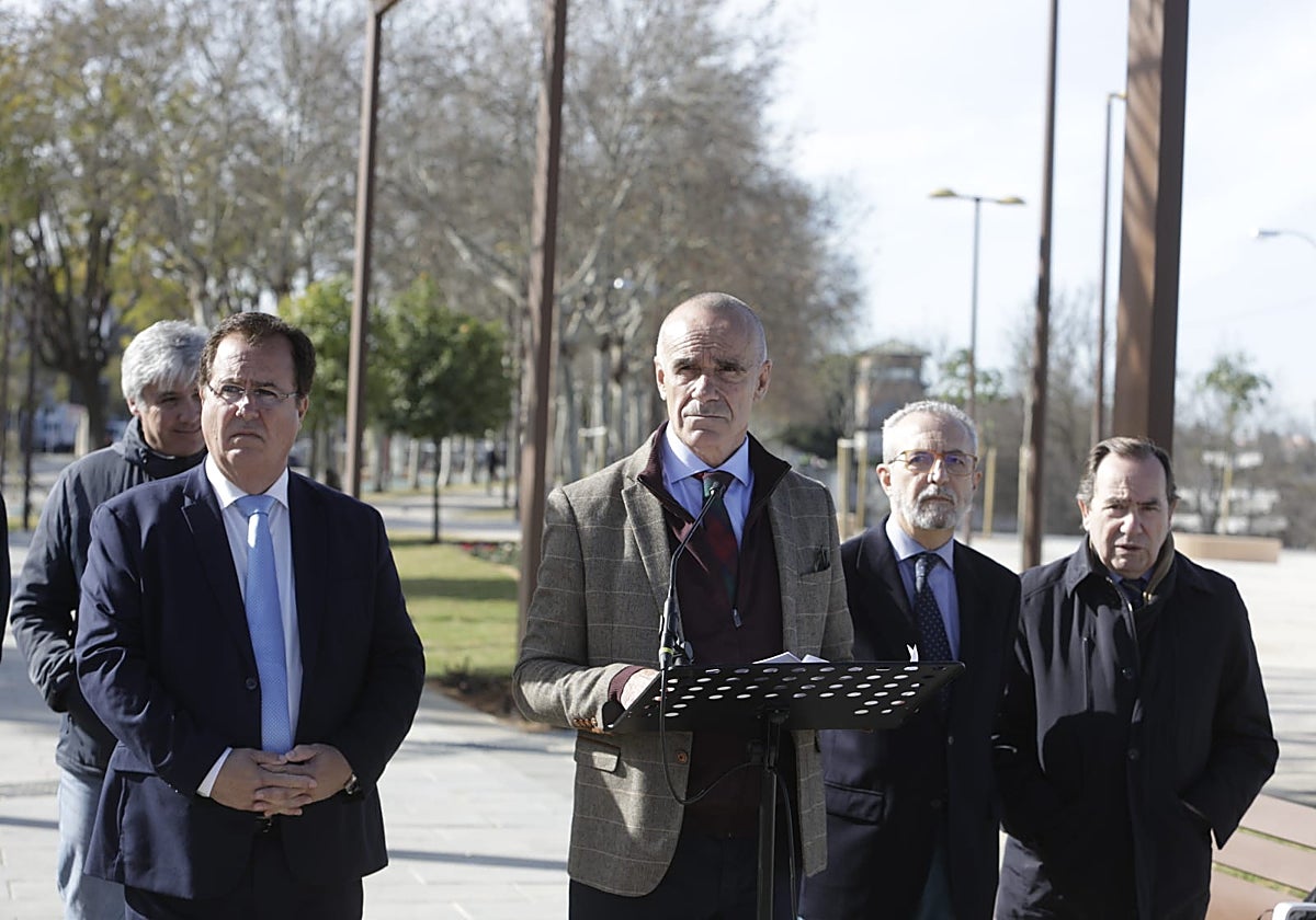 Antonio Muñoz durante su visita al nuevo tramo reurbanizado del Paseo de Torneo