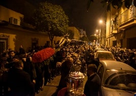 Multitudinario viacrucis del Cristo del Desamparo y Abandono en el Cerro