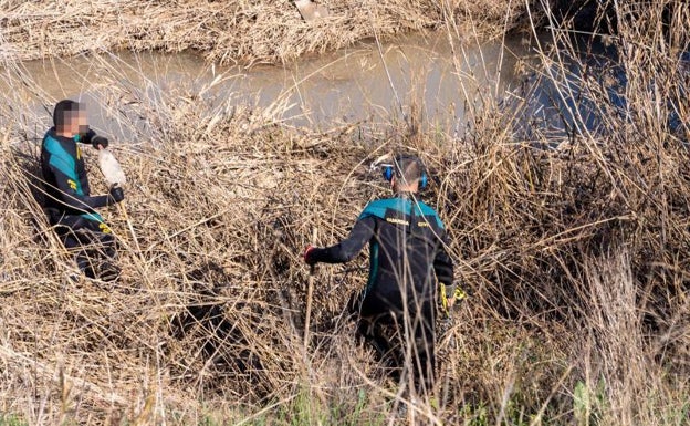 Los investigadores han estado buscando pruebas en los alrededores del lugar en el que se ha encontrado el cuerpo de la menor de El Rubio