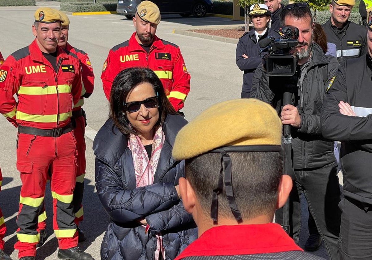 Margarita Robles visita en Morón al contingente de la UME que salvó a ...
