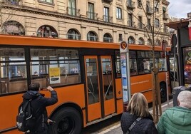 Un autobús de Tussam naranja recorre Sevilla sorprendiendo a los transeúntes