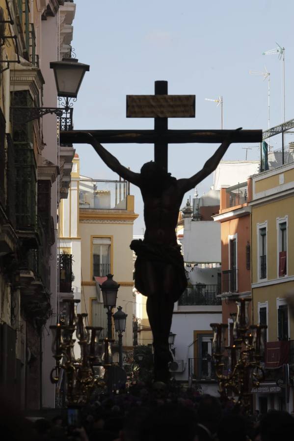 El Cristo de las Almas ha presidido el Viacrucis del Consejo de Cofradías, un clásico en la Cuaresma de Sevilla