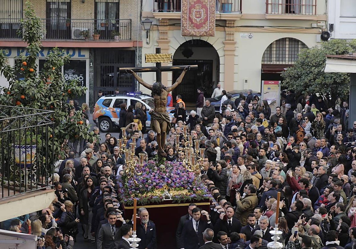 El Cristo de las Almas en su camino hacia la Catedral de Sevilla