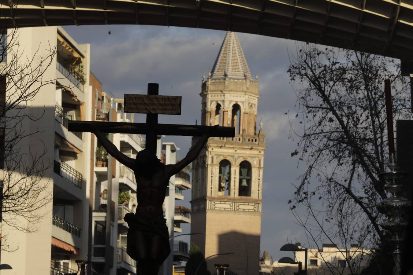 El Cristo de las Almas ha presidido el Viacrucis del Consejo de Cofradías, un clásico en la Cuaresma de Sevilla