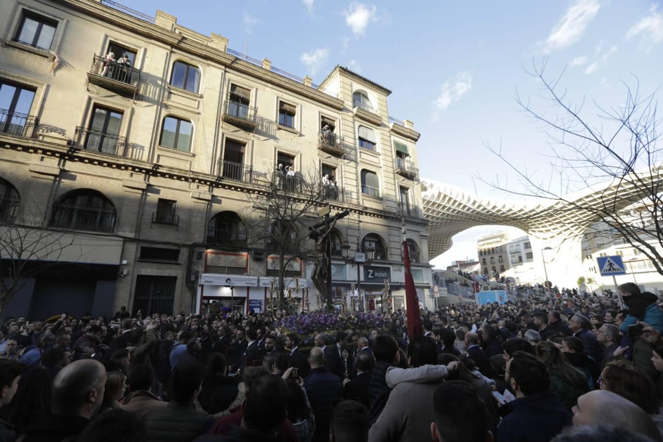 El Cristo de las Almas ha presidido el Viacrucis del Consejo de Cofradías, un clásico en la Cuaresma de Sevilla