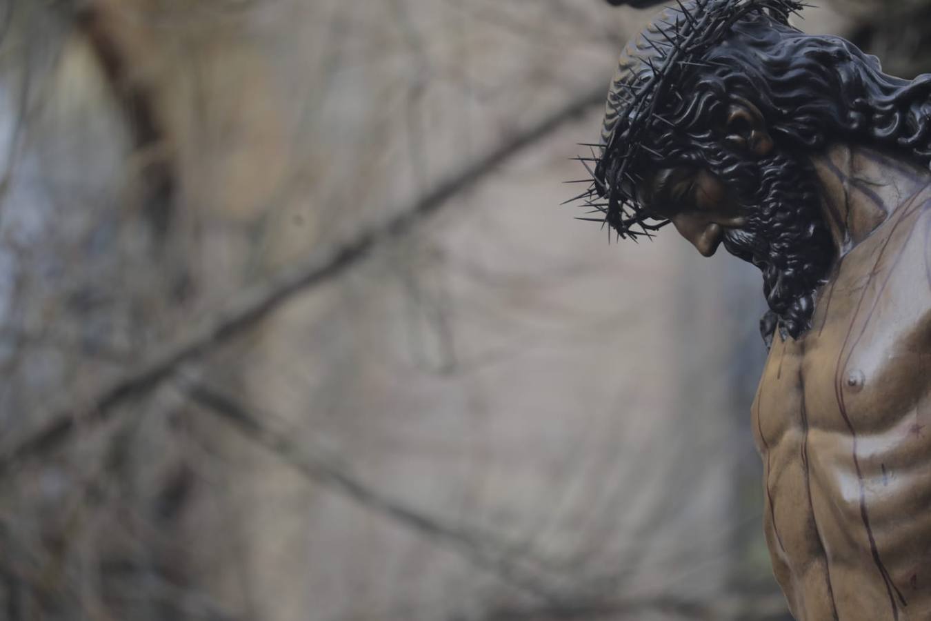 El Cristo de las Almas ha presidido el Viacrucis del Consejo de Cofradías, un clásico en la Cuaresma de Sevilla