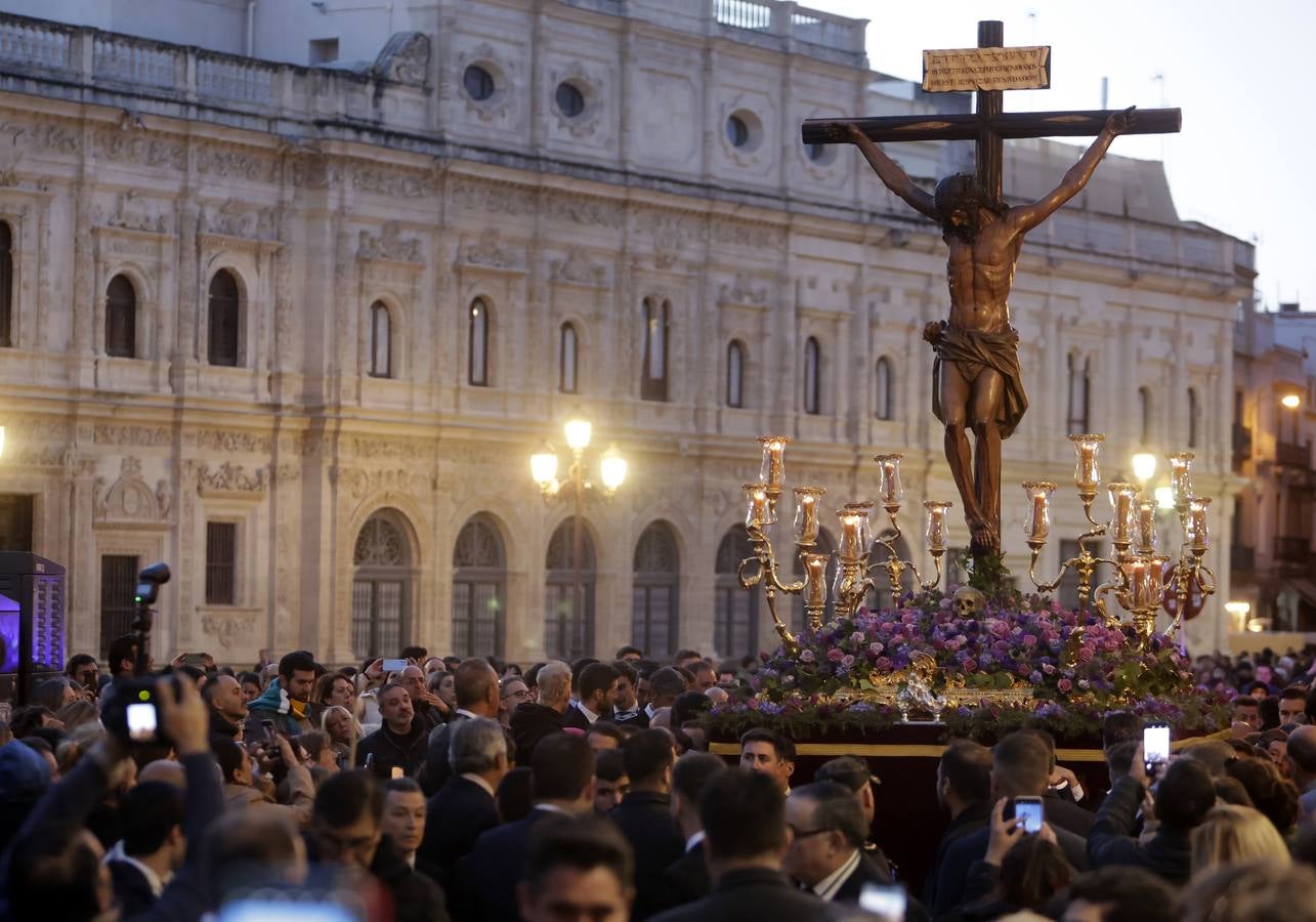 El Cristo de las Almas ha presidido el Viacrucis del Consejo de Cofradías, un clásico en la Cuaresma de Sevilla