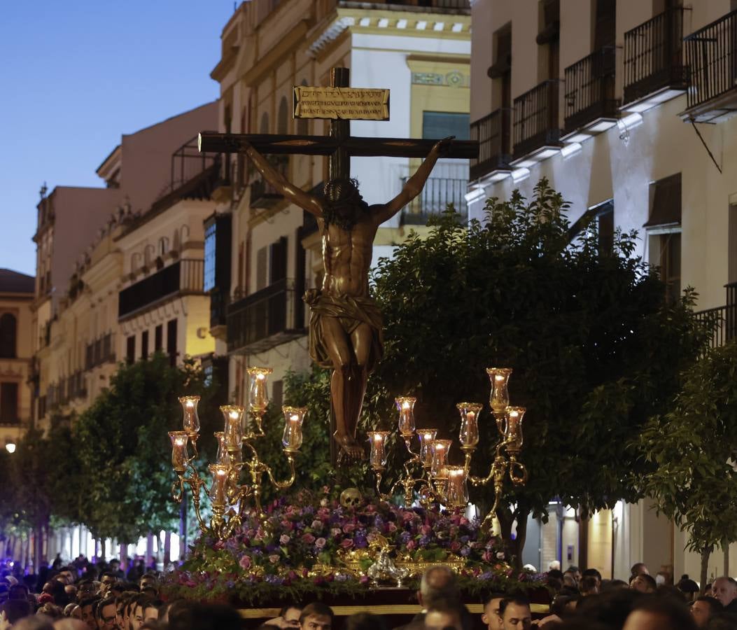 El Cristo de las Almas ha presidido el Viacrucis del Consejo de Cofradías, un clásico en la Cuaresma de Sevilla
