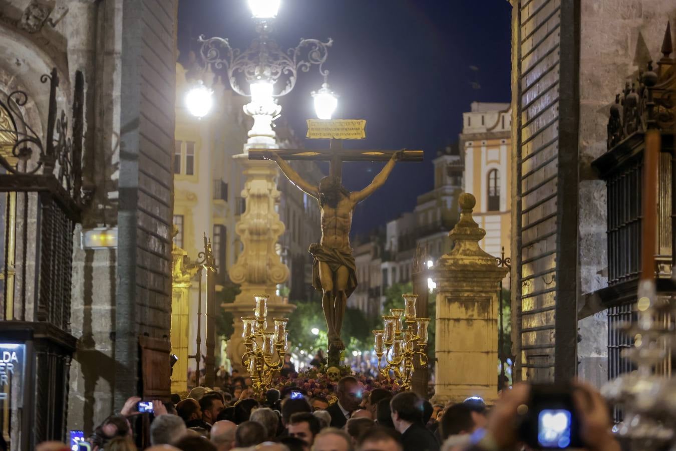 El Cristo de las Almas ha presidido el Viacrucis del Consejo de Cofradías, un clásico en la Cuaresma de Sevilla