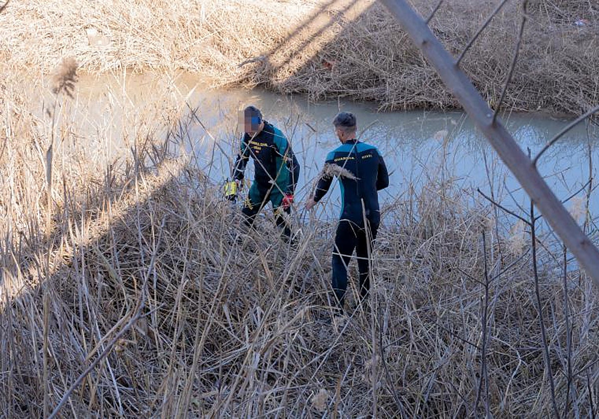 Dos agentes de la Guardia Civil buscando pruebas para este caso