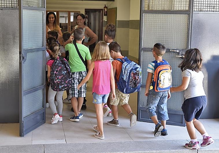 Niños entrando en un colegio