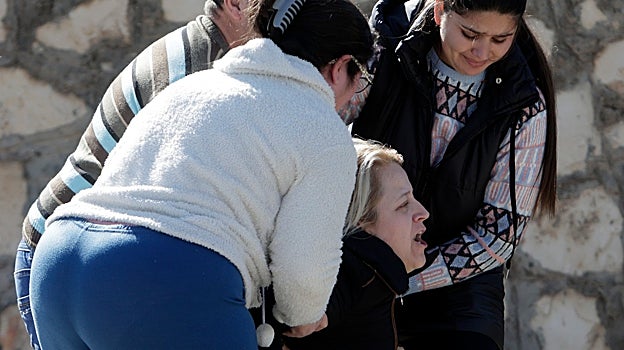 La madre de la menor fallecida le grita desde la distancia al detenido