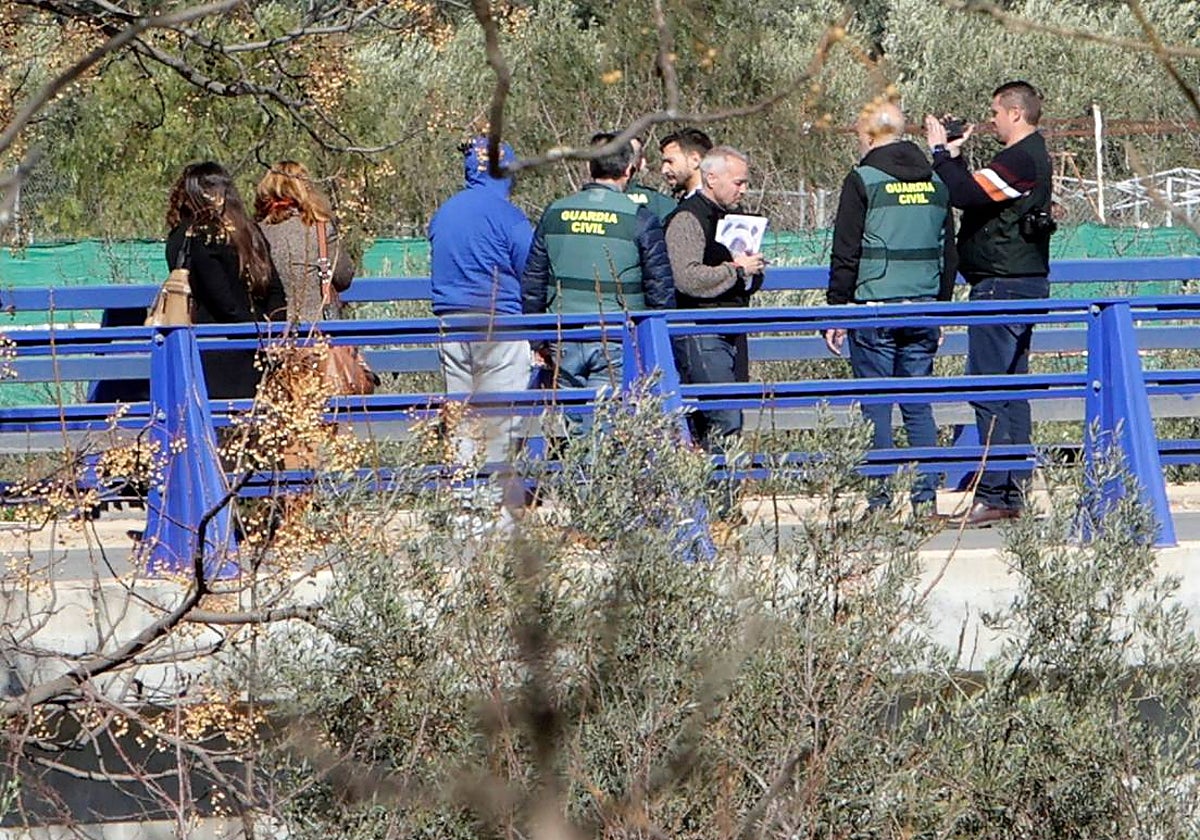 Un momento de la reconstrucción de los hechos, en el que el detenido, con sudadera azul,  habla con los investigadores