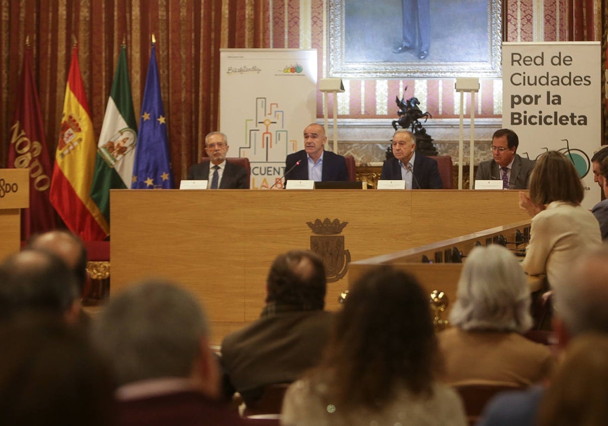 El alcalde de Sevilla, Antonio Muñoz, en la inauguración del III Encuentro de la Bici Urbana