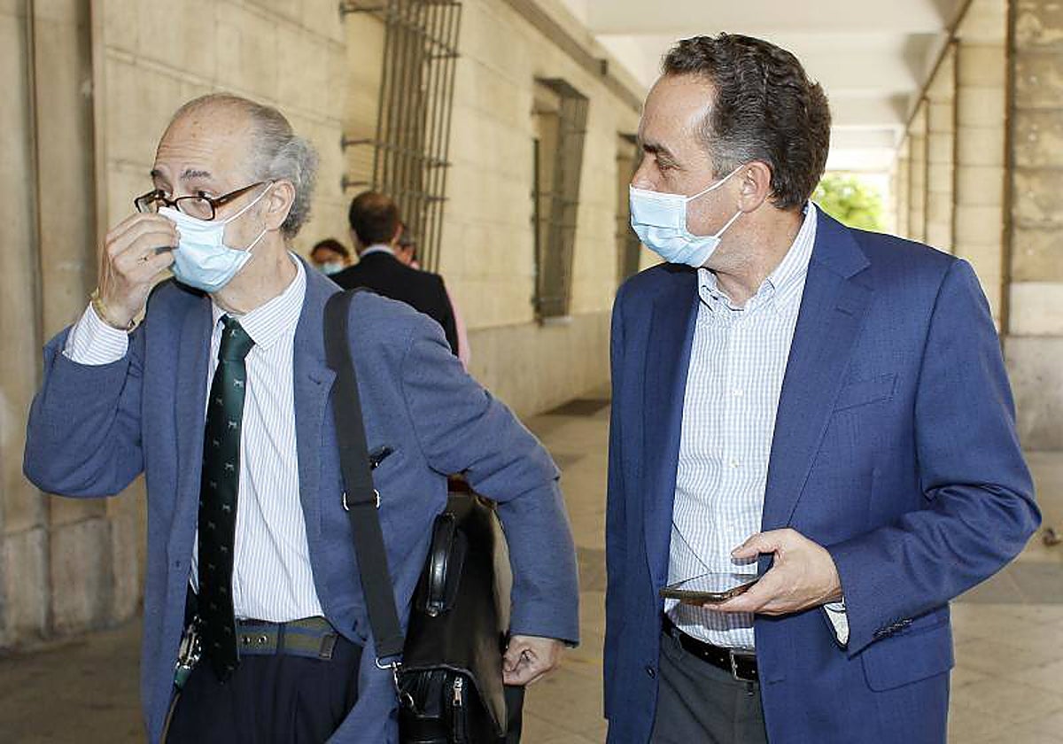 El alcalde de Valencina acude a los juzgados de Sevilla en mayo de 2021 junto a su abogado