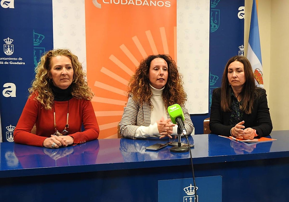 Rosa Carro junto a Isabel González y Rocío Ricca en rueda de prensa