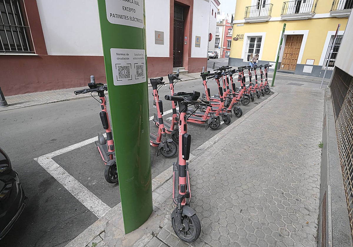 Estacionamiento de patinetes de uso compartido en el centro de Sevilla