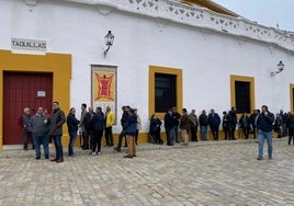 Largas colas alrededor de la Maestranza en el primer día de venta de abonos para la Feria de Abril 2023