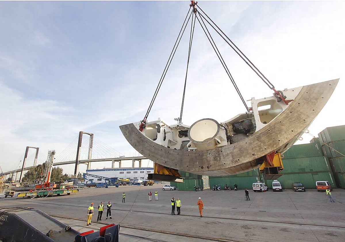Descarga de una parte de la tuneladora para la SE-40 en el Puerto de Sevilla