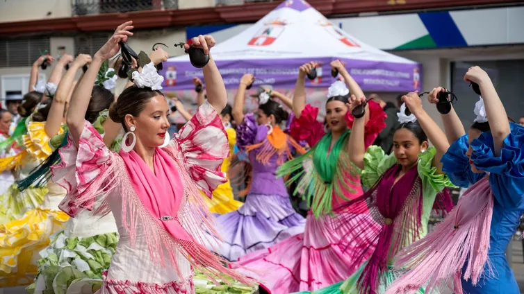 El grupo de danzas 'Ciudad de Dos Hermanas' cumple sesenta años impulsando el folclore local y andaluz