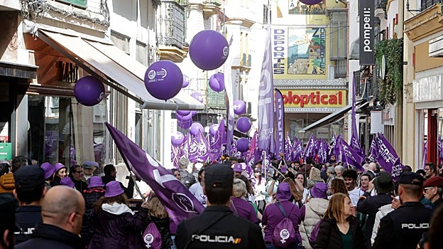 La división del 8M se agudiza en Sevilla con peticiones de dimisión a Irene Montero en una de las manifestaciones
