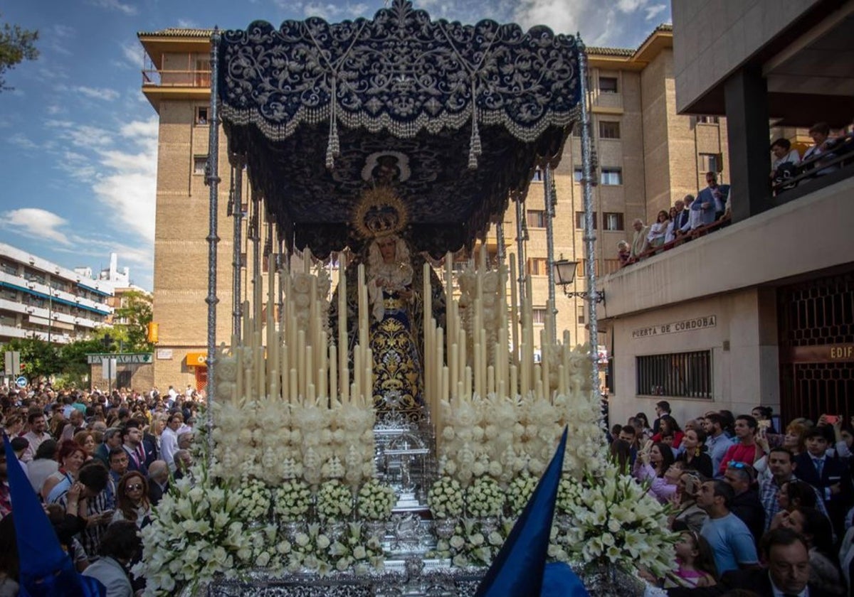 El palio de la Virgen de la Hiniesta el Domingo de Ramos