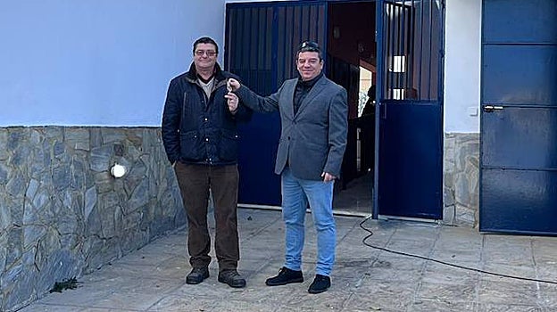 El alcalde entrega las llaves al presidente de la Asociación Astronómica de España