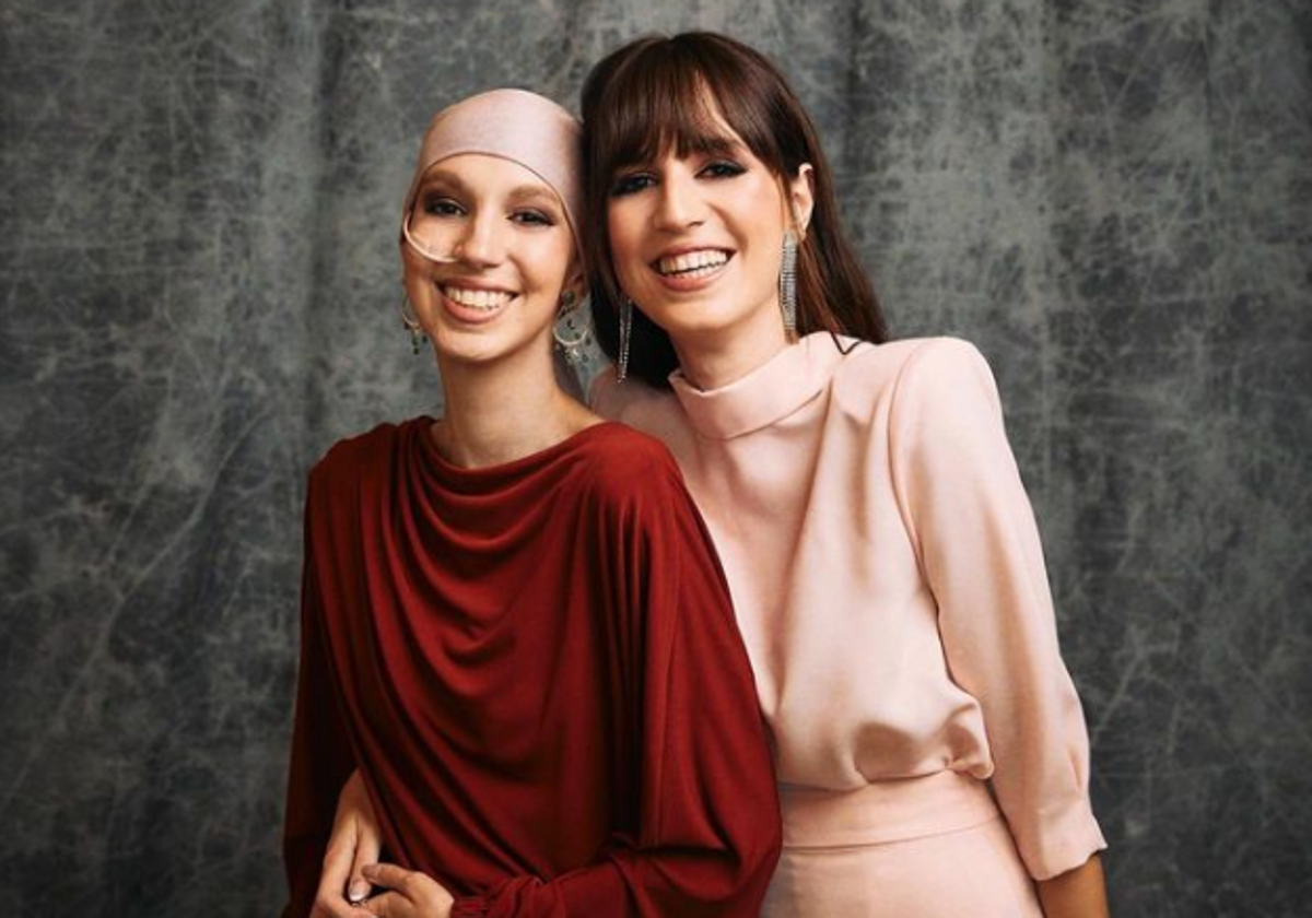 Elena Huelva junto a su hermana Emi posan juntas el pasado mes de noviembre