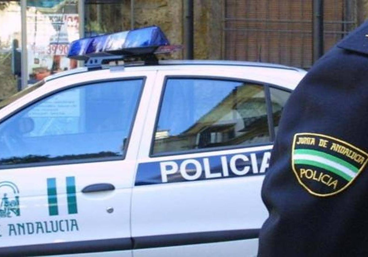 Un patrullero de la Policía Nacional Adscrita a la Comunidad Autónoma de Andalucía