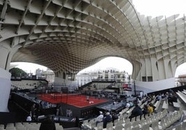 «Noche, increíble, plaza, impresionante»... los sentimientos del visitante a las Setas de Sevilla