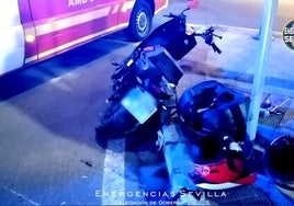 Muere el conductor de una moto eléctrica tras chocar contra un semáforo en Sevilla