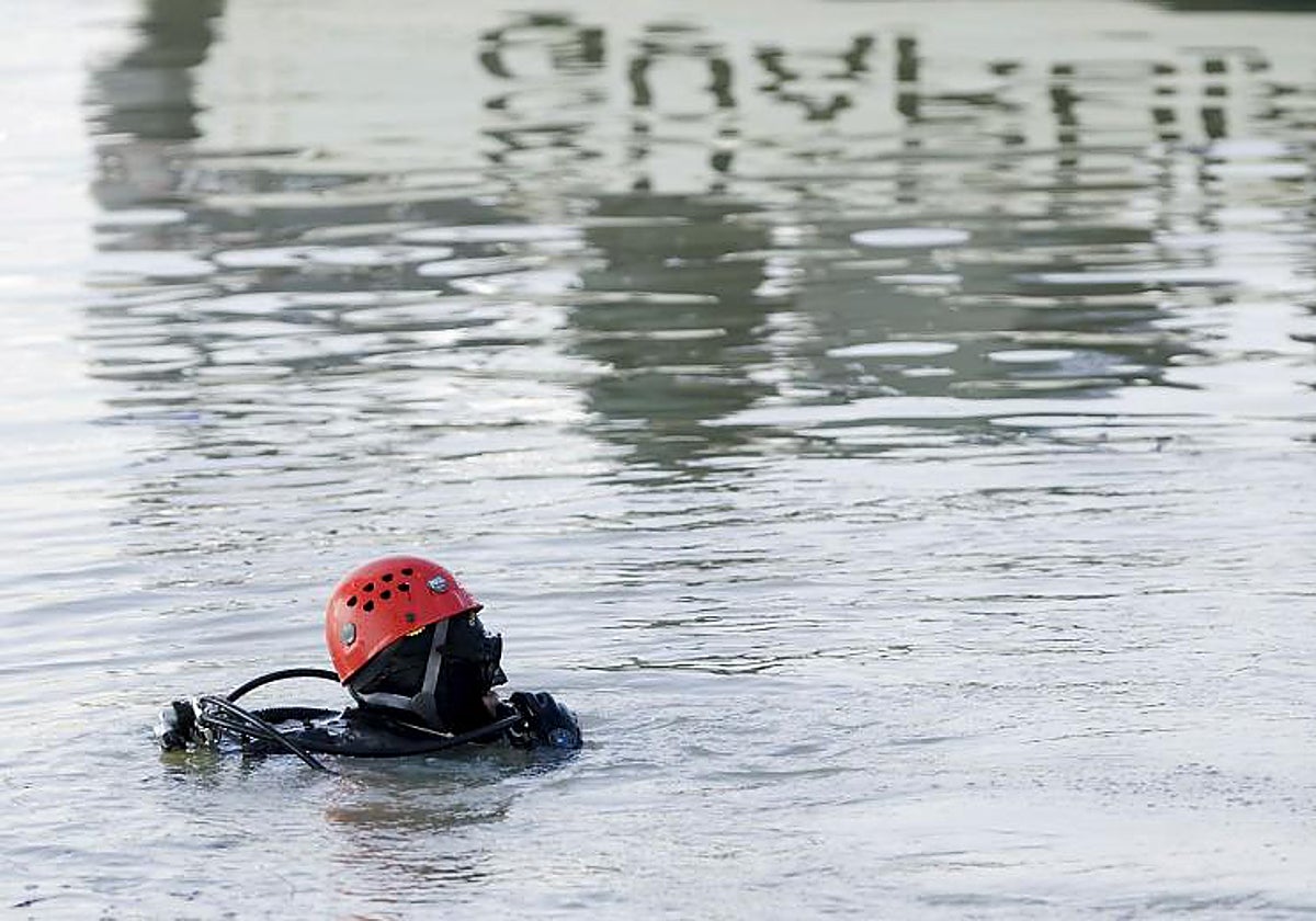 Un buzo rastrea el rio Guadalquivir en febrero de 2009