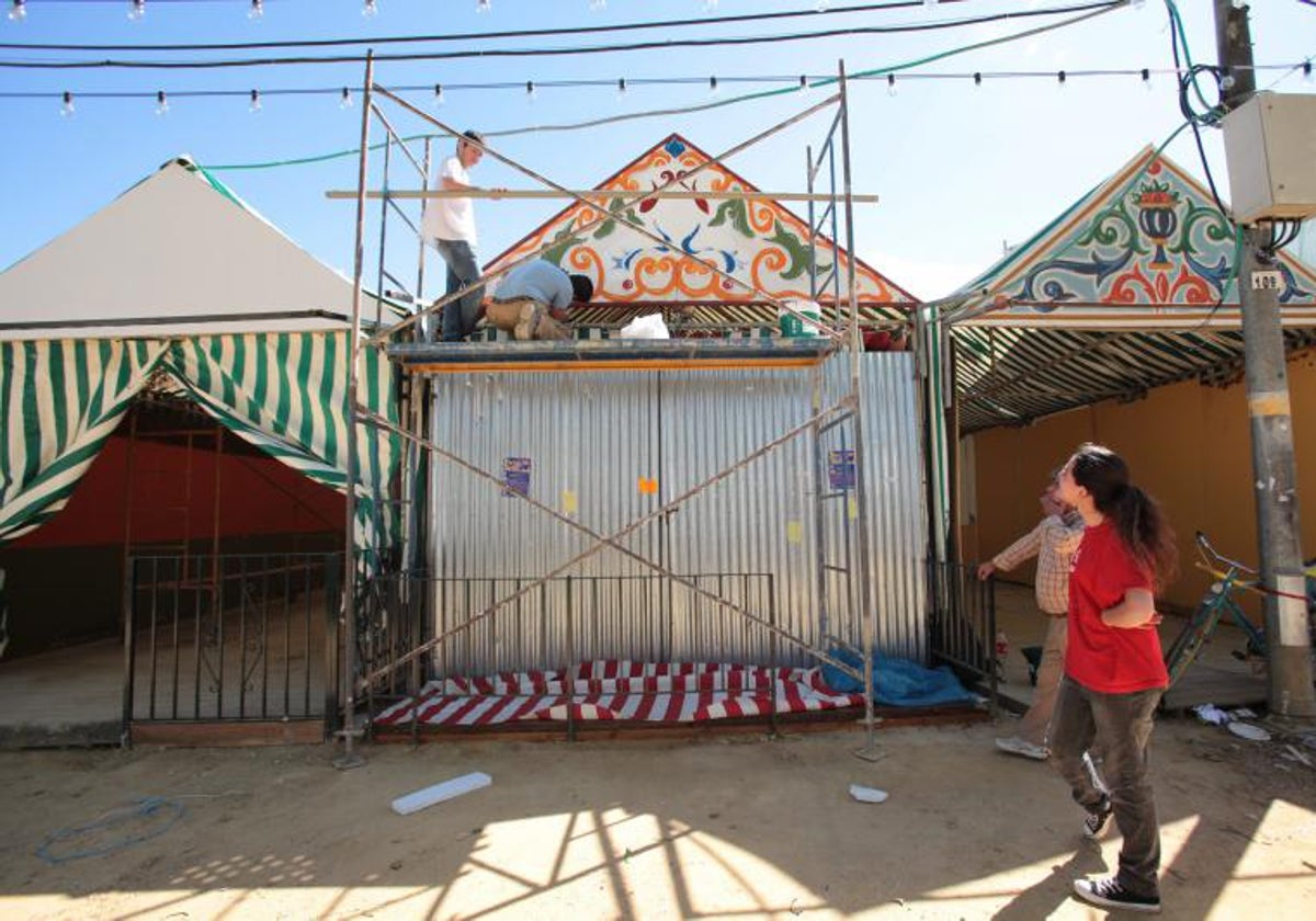 Montaje de casetas en la Feria de Abril de Sevilla