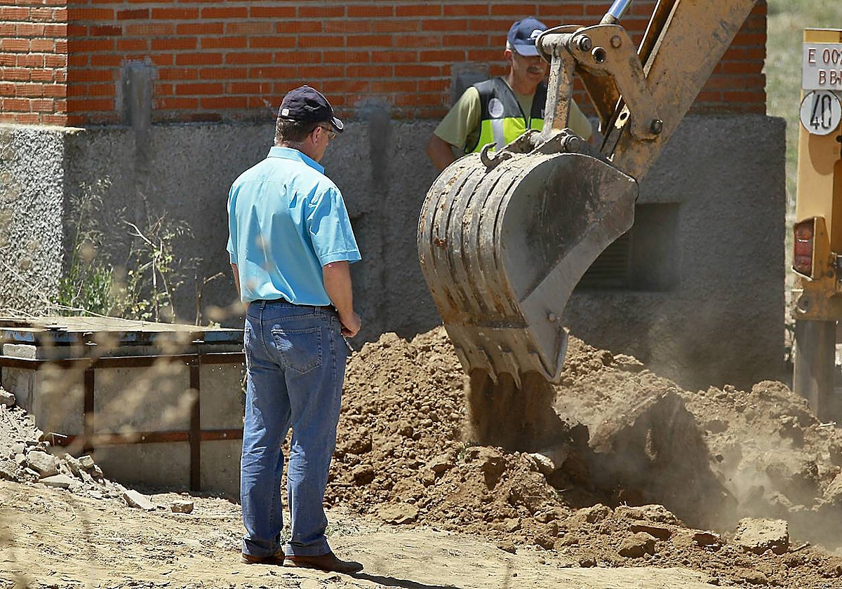 Antonio del Castillo, en la finca Majaloba, durante la búsqueda del cuerpo de su hija en 2013