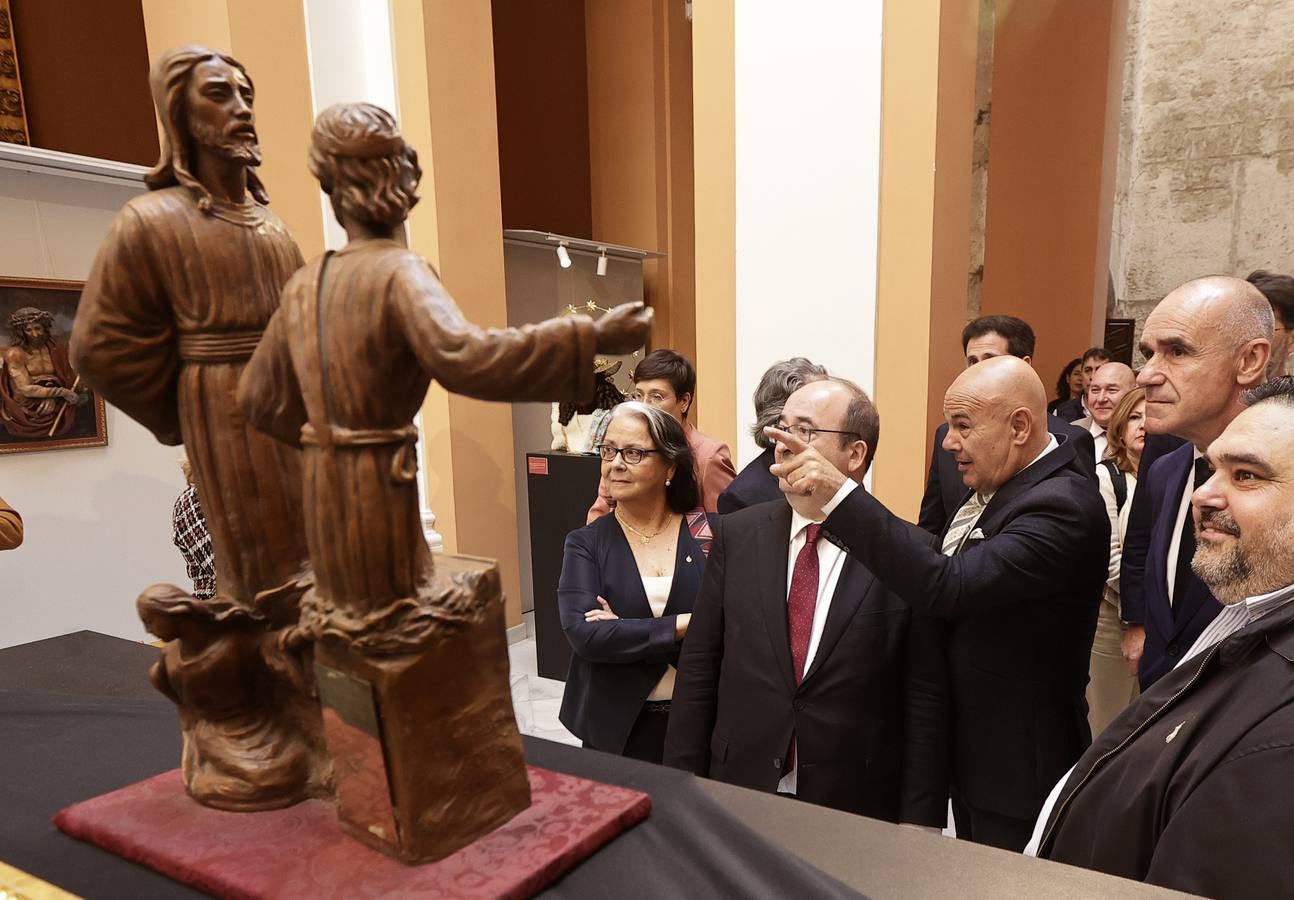 Unas 50 obras componen la exposición de arte sacro en el Ayuntamiento de Sevilla